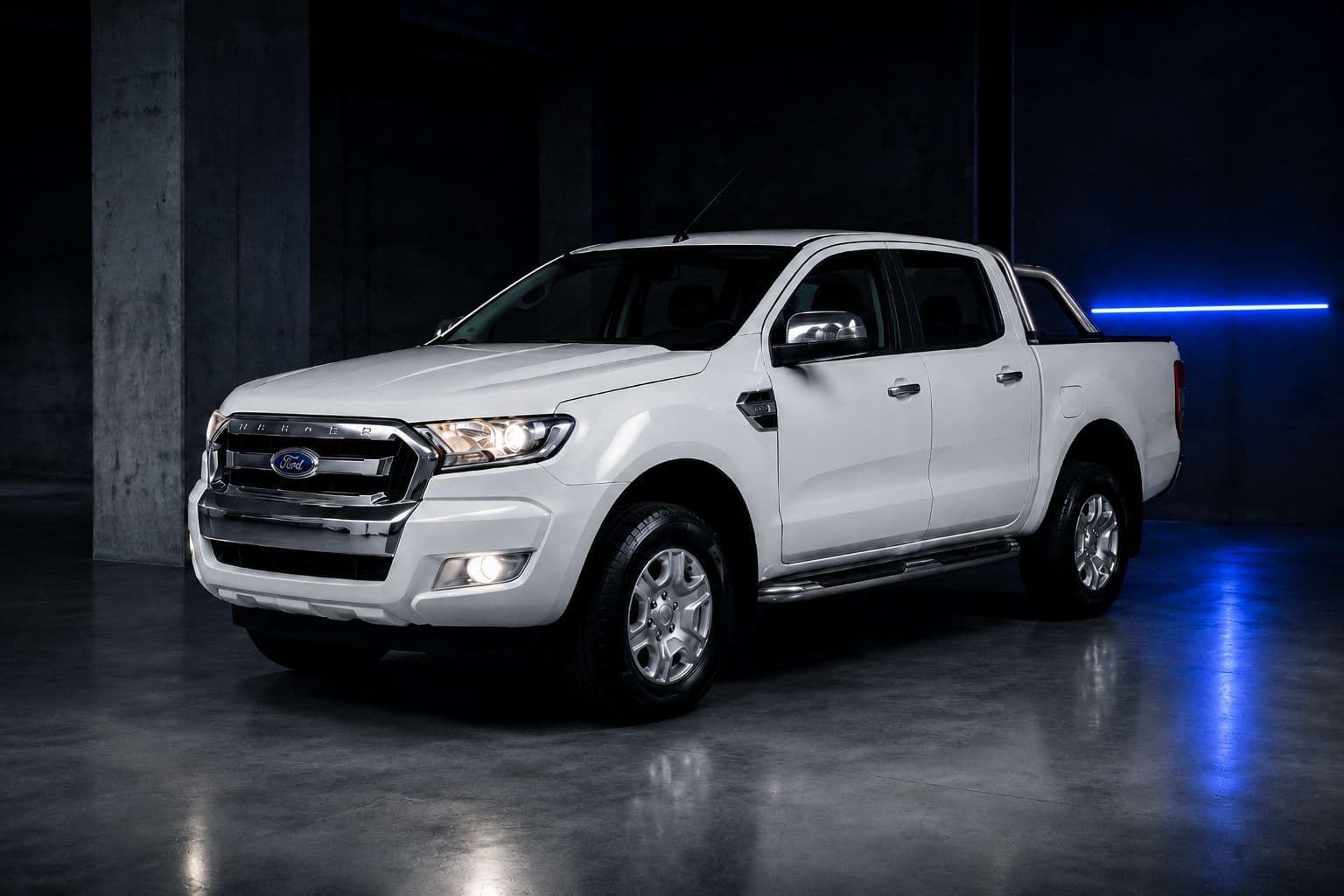 Ford Ranger cabine dupla branca em galpão de concreto com faixa de luz azul ao fundo